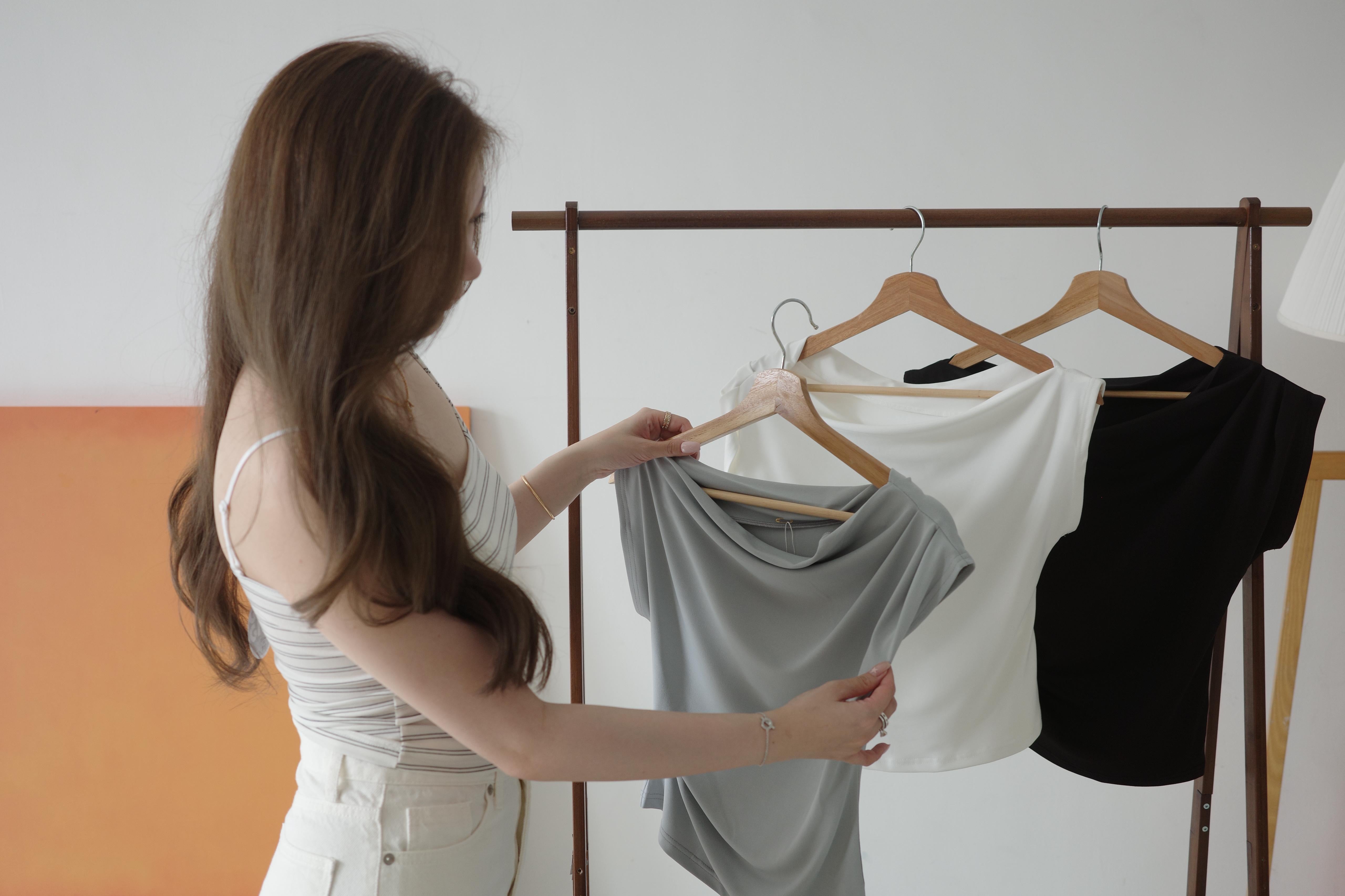 UNBALANCED露肩上衣