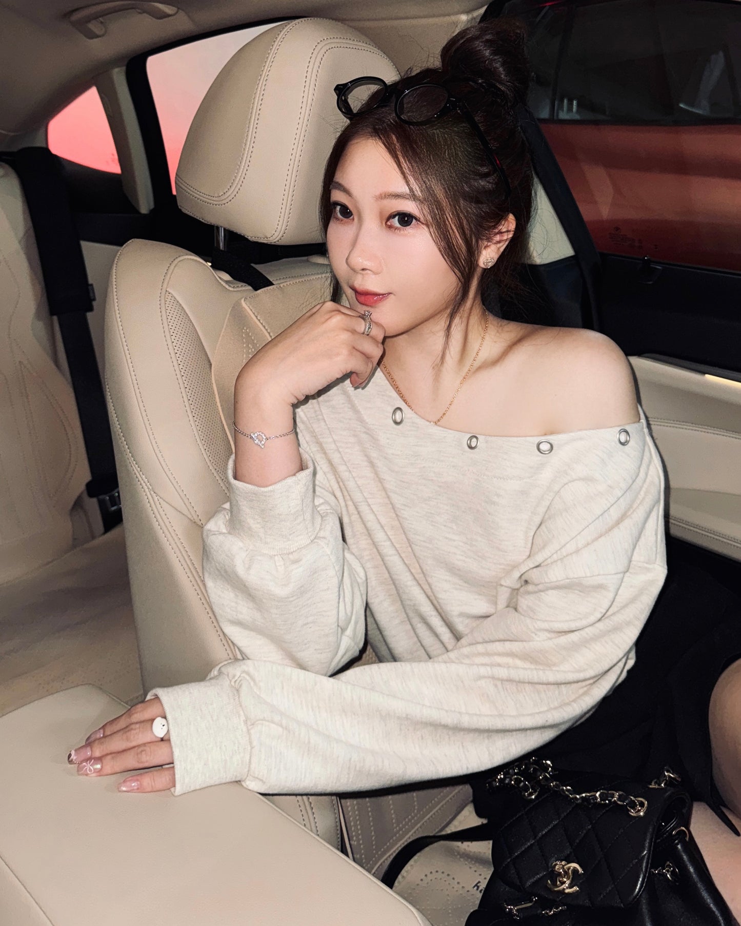 穿孔露肩長袖上衣