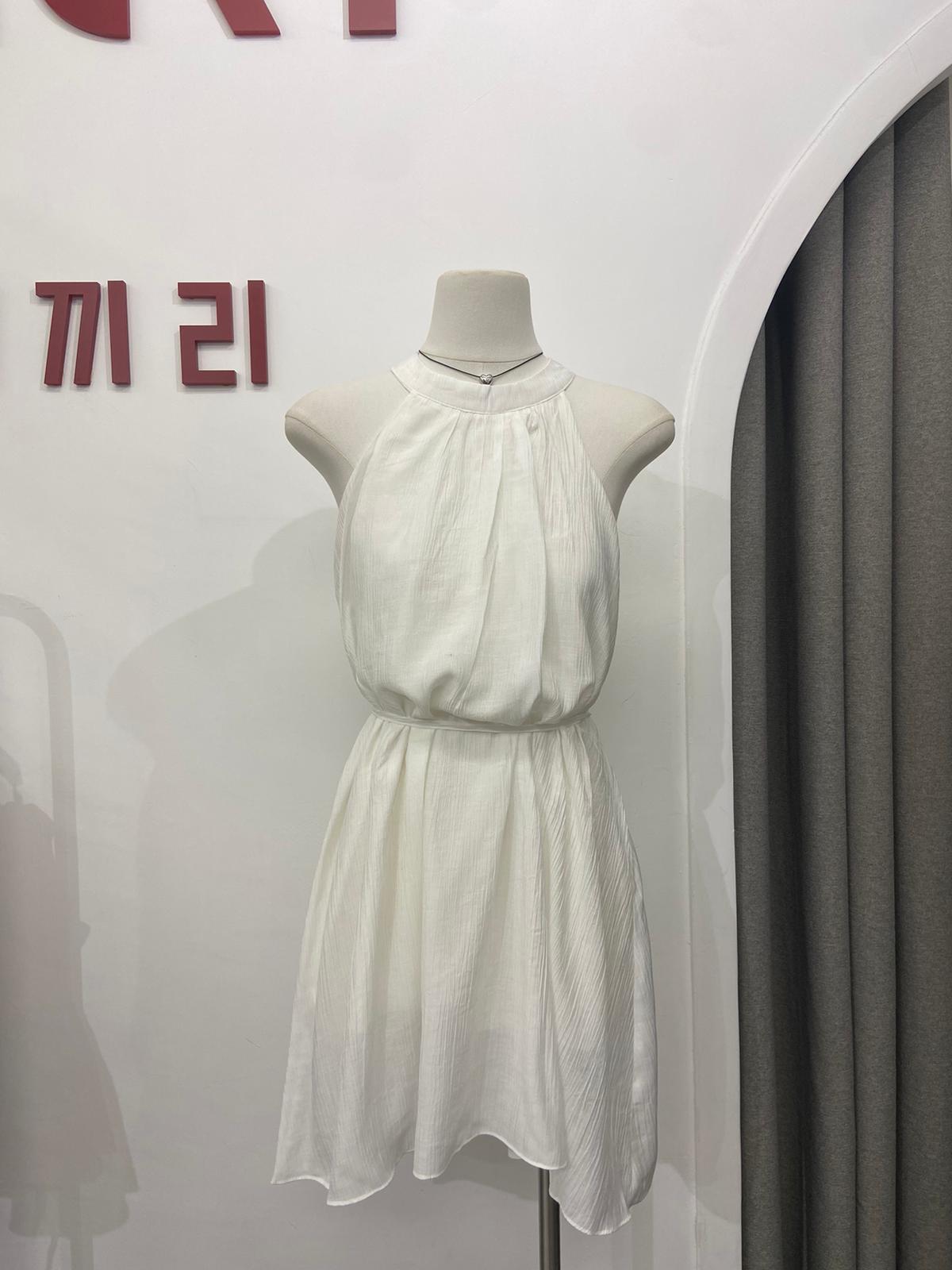入肩飄逸連身裙