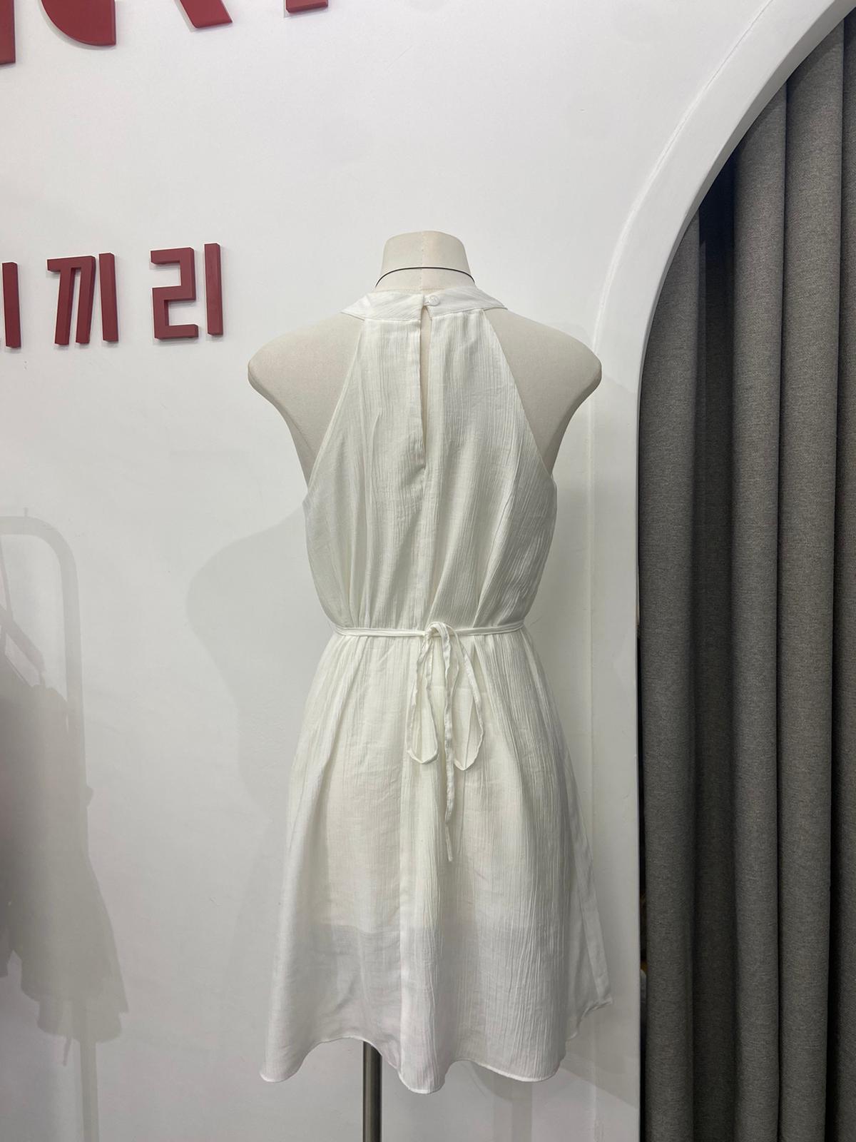入肩飄逸連身裙