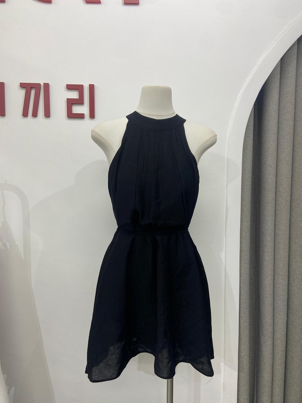 入肩飄逸連身裙